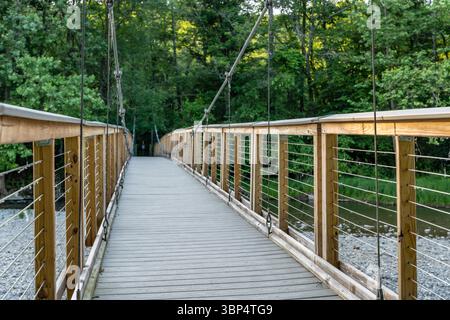 Ithaca, New York, USA - 4. Juli 2025 Foto der hölzernen Fall Creek Hängebrücke, die den Fall Creek überspannt, in Ithaca New York Stockfoto