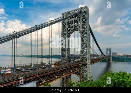 New York, NY - USA - 2. Juli 2025 Der weite Blick auf die George Washington Bridge fängt den stetigen Verkehr über den Hudson River mit Manhattan Ein Stockfoto
