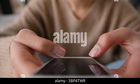 Cropped Shot Frau mit Handy Touchscreen Scrollen Browsing Internet App Gadget süchtig weibliche Influencer Blogger nicht erkennbare Mädchen Stockfoto