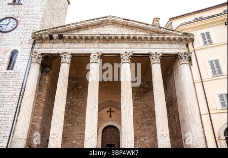 Blick auf den Tempel der Minerva, ein römischer Tempel aus dem Jahr 30 v. Chr., der später in die Kirche Santa Maria sopra Minerva umgewandelt wurde, im historischen Zentrum von Assisi. Stockfoto