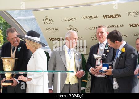 Ascot, Berkshire, Großbritannien. Juni 2025. König Charles III. Unterhält sich mit Richard Brown (M), als er die Winners Presentation machte, nachdem das Pferd LAZZAT, das von Jockey James Doyle geritten wurde, das dritte Rennen, die Queen Elizabeth II Jubilee Stakes (Gruppe 1) am fünften Tag von Royal Ascot auf der Ascot Racecourse in Berkshire gewann. Besitzer Wathnan Racing WLL, Trainer Jerome Reynier, Frankreich, Züchter Sumbe, Bräutigam Jessy Cabot. Kredit: Maureen McLean/Alamy Stockfoto