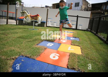 salvador, bahia, brasilien - 15. Mai 2021: Kinder, die Masken tragen, werden während der covid-19-Periode in Salvador in einem Park gesehen. Stockfoto