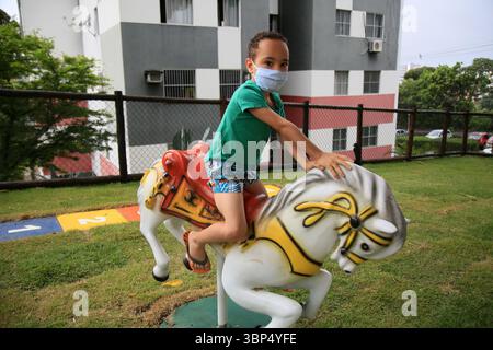 salvador, bahia, brasilien - 15. Mai 2021: Kinder, die Masken tragen, werden während der covid-19-Periode in Salvador in einem Park gesehen. Stockfoto