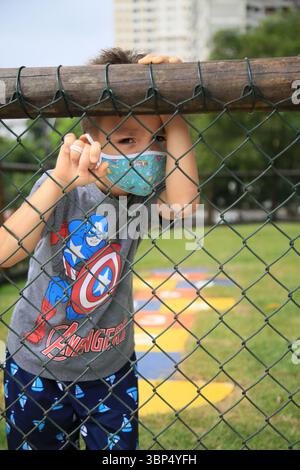 salvador, bahia, brasilien - 15. Mai 2021: Kinder, die Masken tragen, werden während der covid-19-Periode in Salvador in einem Park gesehen. Stockfoto