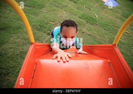 salvador, bahia, brasilien - 15. Mai 2021: Kinder, die Masken tragen, werden während der covid-19-Periode in Salvador in einem Park gesehen. Stockfoto