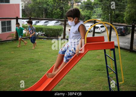 salvador, bahia, brasilien - 15. Mai 2021: Kinder, die Masken tragen, werden während der covid-19-Periode in Salvador in einem Park gesehen. Stockfoto
