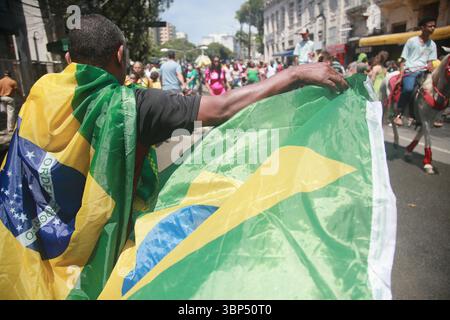 salvador, bahia, brasilien - 7. september 2023: Der Mann hält die brasilianische Flagge während einer Bürgerparade zum brasilianischen Unabhängigkeitstag. Stockfoto