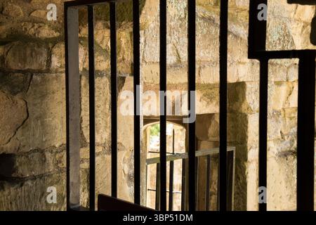 Old Wardour Castle war ein Prunkstück, ein sechsseitiges Turmhaus aus dem 14. Jahrhundert; sein Design ist einzigartig in England. Jetzt eine Ruine. Stockfoto