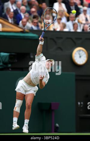 London, Großbritannien. Juli 2025; All England Lawn Tennis and Croquet Club, London, England; Wimbledon Tennis Tournament, Tag 7; Sonay Kartal (GBR) serviert Anastasia Pavlyuchenkova (RUS) Credit: Action Plus Sports Images/Alamy Live News Stockfoto