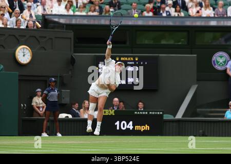London, Großbritannien. Juli 2025; All England Lawn Tennis and Croquet Club, London, England; Wimbledon Tennis Tournament, Tag 7; Sonay Kartal (GBR) serviert Anastasia Pavlyuchenkova (RUS) Credit: Action Plus Sports Images/Alamy Live News Stockfoto