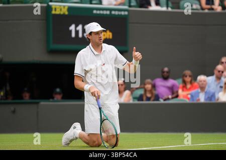 London, Großbritannien. Juli 2025. Nicolas Jarry aus Chile reagierte beim Spiel der Gentlemen's Singles in der vierten Runde am siebten Tag der Meisterschaft Wimbledon 2025 im All England Lawn Tennis and Croquet Club am 06. Juli 2025 in London (Foto: MB Media) Credit: MB Media Solutions/Alamy Live News Stockfoto