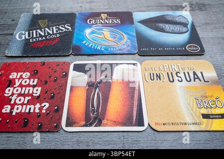 Lublin, Polen, 26. Juni 2025 Sammlung alter irischer, tschechischer und deutscher Bieruntersetzer aus Pubs Stockfoto
