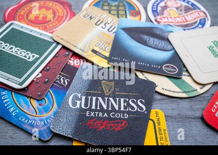 Lublin, Polen, 26. Juni 2025 Sammlung alter irischer, tschechischer und deutscher Bieruntersetzer aus Pubs Stockfoto