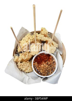 Gestanzt von gebratenem Tofu mit süßer Chili-Erdnusssauce Thai Street Food auf weiß isoliert. Stockfoto