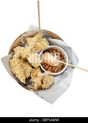 Gestanzt von gebratenem Tofu mit süßer Chili-Erdnusssauce Thai Street Food auf weiß isoliert. Stockfoto