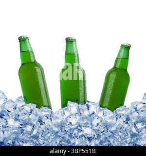 Flaschen in Eis auf weißem Hintergrund Stockfoto