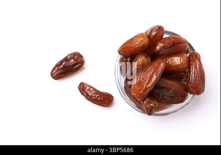 Getrocknete Datteln Früchte in Glasschale isoliert auf weißem Hintergrund Stockfoto