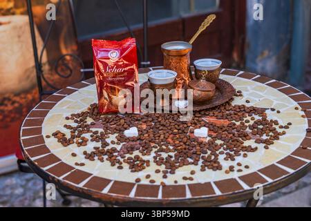 SARAJEVO, BOSNIEN UND HERZEGOWINA - 5. JUNI 2025: Ein bosnisches Kaffeeset (kahveni takum) mit Kupfercezve und Tassen auf einem Tisch in der Altstadt von Sarajevo Stockfoto