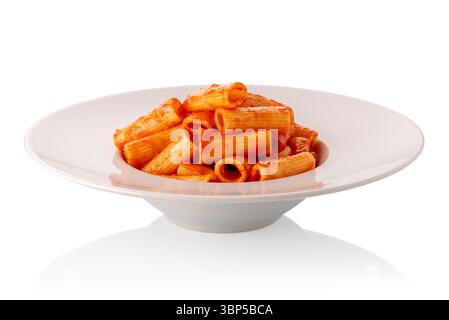Rigatoni-Makkaroni-Nudeln mit Tomatensoße in weißer Platte isoliert auf weiß mit Schnittpfad enthalten Stockfoto