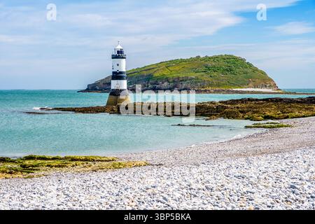 Puffin Island und der Leuchtturm in Penmon, Anglesey, Wales Stockfoto