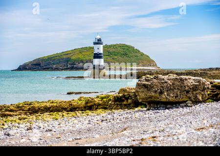 Puffin Island und der Leuchtturm in Penmon, Anglesey, Wales Stockfoto