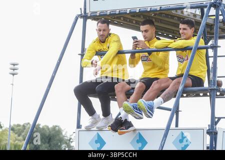 Burgh Haamstede, Niederlande. Juli 2025. BURGH-HAAMSTEDE, NIEDERLANDE - 6. JULI: Fans des AEK Athen während des Vorsaisonspiels zwischen AEK Athene und Beerschot im Sportpark Van Zuijen am 6. Juli 2025 in Burgh-Haamstede, Niederlande. (Foto: Broer van den Boom/Orange Pictures) Credit: Orange Pics BV/Alamy Live News Stockfoto