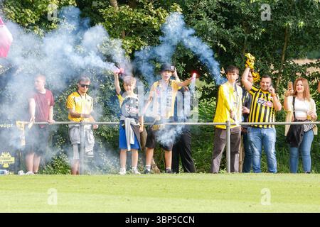 Burgh Haamstede, Niederlande. Juli 2025. BURGH-HAAMSTEDE, NIEDERLANDE - 6. JULI: Fans des AEK Athen nutzen Feuerwerk während des Vorsaison-Freundschaftsspiels zwischen AEK Athene und Beerschot im Sportpark Van Zuijen am 6. Juli 2025 in Burgh-Haamstede, Niederlande. (Foto: Broer van den Boom/Orange Pictures) Credit: Orange Pics BV/Alamy Live News Stockfoto