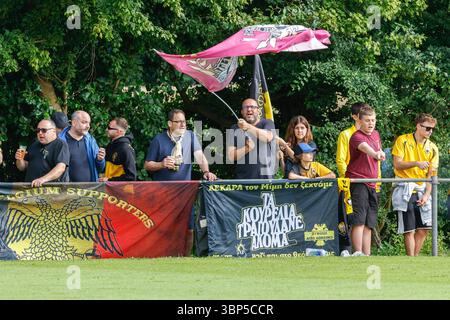 Burgh Haamstede, Niederlande. Juli 2025. BURGH-HAAMSTEDE, NIEDERLANDE - 6. JULI: Fans des AEK Athen schwenken während des Vorsaison-Freundschaftsspiels zwischen AEK Athene und Beerschot im Sportpark Van Zuijen am 6. Juli 2025 in Burgh-Haamstede, Niederlande. (Foto: Broer van den Boom/Orange Pictures) Credit: Orange Pics BV/Alamy Live News Stockfoto