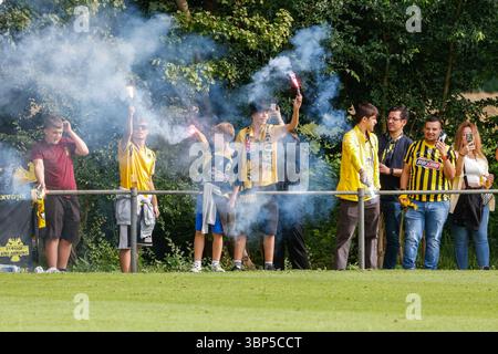 Burgh Haamstede, Niederlande. Juli 2025. BURGH-HAAMSTEDE, NIEDERLANDE - 6. JULI: Fans des AEK Athen nutzen Feuerwerk während des Vorsaison-Freundschaftsspiels zwischen AEK Athene und Beerschot im Sportpark Van Zuijen am 6. Juli 2025 in Burgh-Haamstede, Niederlande. (Foto: Broer van den Boom/Orange Pictures) Credit: Orange Pics BV/Alamy Live News Stockfoto