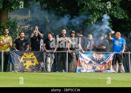 Burgh Haamstede, Niederlande. Juli 2025. BURGH-HAAMSTEDE, NIEDERLANDE - 6. JULI: Fans des AEK Athen nutzen Feuerwerk während des Vorsaison-Freundschaftsspiels zwischen AEK Athene und Beerschot im Sportpark Van Zuijen am 6. Juli 2025 in Burgh-Haamstede, Niederlande. (Foto: Broer van den Boom/Orange Pictures) Credit: Orange Pics BV/Alamy Live News Stockfoto