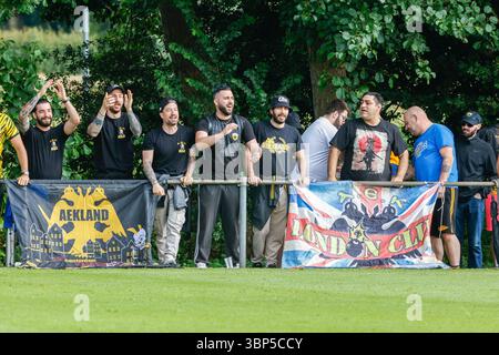 Burgh Haamstede, Niederlande. Juli 2025. BURGH-HAAMSTEDE, NIEDERLANDE - 6. JULI: Fans des AEK Athen jubeln während des Vorsaison-Freundschaftsspiels zwischen AEK Athene und Beerschot im Sportpark Van Zuijen am 6. Juli 2025 in Burgh-Haamstede, Niederlande. (Foto: Broer van den Boom/Orange Pictures) Credit: Orange Pics BV/Alamy Live News Stockfoto