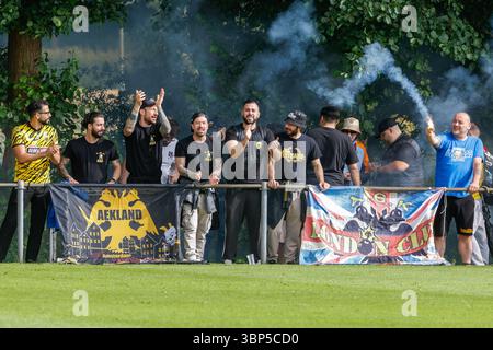 Burgh Haamstede, Niederlande. Juli 2025. BURGH-HAAMSTEDE, NIEDERLANDE - 6. JULI: Fans des AEK Athen nutzen Feuerwerk während des Vorsaison-Freundschaftsspiels zwischen AEK Athene und Beerschot im Sportpark Van Zuijen am 6. Juli 2025 in Burgh-Haamstede, Niederlande. (Foto: Broer van den Boom/Orange Pictures) Credit: Orange Pics BV/Alamy Live News Stockfoto