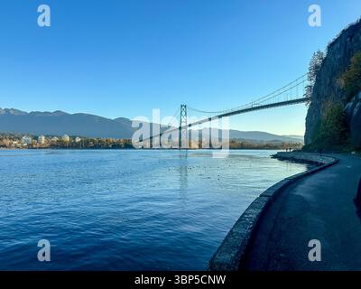Vancouver, BC - 29. Oktober 2023: Lions Gate Bridge und Landschaft entlang des Seawall Pathway während der Herbstsaison in der Innenstadt von Vancouver Stockfoto