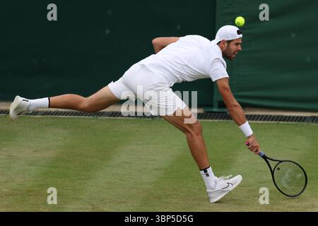 London, England, Großbritannien. Juli 2025. KAREN KHACHANOV während des Spiels gegen K. Majchrzak aus Polen in der vierten Runde der Meisterschaft 2025 in Wimbledon AELTC. (Kreditbild: © Marcin Cholewinski/ZUMA Press Wire) NUR REDAKTIONELLE VERWENDUNG! Nicht für kommerzielle ZWECKE! Stockfoto