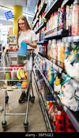 Einkaufsmöglichkeiten in einem lebhaften Supermarkt Stockfoto