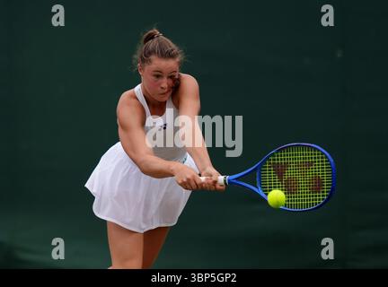 Ruby Cooling während ihres Girls' Singles Matches gegen Leena Friedman am 7. Tag der Wimbledon Championships 2025 im All England Lawn Tennis and Croquet Club in London. Bilddatum: Sonntag, 6. Juli 2025. Stockfoto