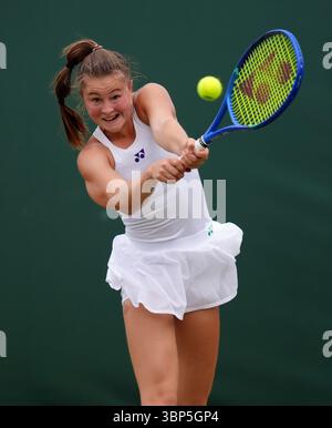 Ruby Cooling während ihres Girls' Singles Matches gegen Leena Friedman am 7. Tag der Wimbledon Championships 2025 im All England Lawn Tennis and Croquet Club in London. Bilddatum: Sonntag, 6. Juli 2025. Stockfoto