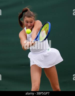 Ruby Cooling während ihres Girls' Singles Matches gegen Leena Friedman am 7. Tag der Wimbledon Championships 2025 im All England Lawn Tennis and Croquet Club in London. Bilddatum: Sonntag, 6. Juli 2025. Stockfoto