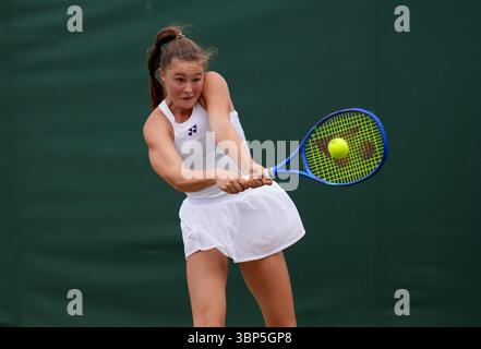 Ruby Cooling während ihres Girls' Singles Matches gegen Leena Friedman am 7. Tag der Wimbledon Championships 2025 im All England Lawn Tennis and Croquet Club in London. Bilddatum: Sonntag, 6. Juli 2025. Stockfoto