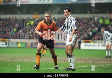 Wolverhampton Wanderers gegen West Bromwich Albion bei Molineux 26/2/94 Wolves-Fußballspieler David Kelly und Bob Taylor aus Albion Stockfoto