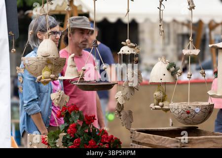 06.07.2025 Zum 15. Mal präsentierte sich in Halbertsadt im Landkreis Harz vom 6. bis zum 7. Juli mit der Veranstaltungsreihe Ton am Dom ein Wochenende mit Kunst, Keramik und Köstlichkeiten. Im Mittelpunkt der Veranstaltung Stand einer der schönsten Töpfermärkte des Landes. Mehr als 50 Töpfermeister zeigen ihre Kunst zwischen romanischer Liebfrauenkirche und gotischem Dom. Neben den Konzerten in der Kathedrale präsentierten die Museen und der Dom ihre Schätze und Kostbarkeiten mit besonderen Führungen, Kreativangeboten und Sonderausstellungen. Die Martinitürme waren geöffnet und der Bücherfloh Stockfoto