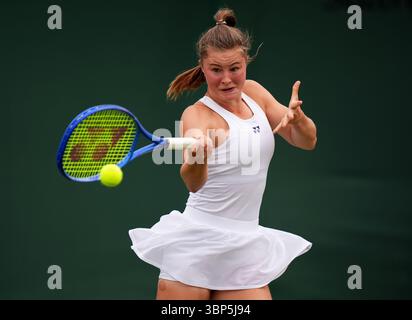 Ruby Cooling während ihres Girls' Singles Matches gegen Leena Friedman am 7. Tag der Wimbledon Championships 2025 im All England Lawn Tennis and Croquet Club in London. Bilddatum: Sonntag, 6. Juli 2025. Stockfoto