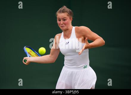 Ruby Cooling während ihres Girls' Singles Matches gegen Leena Friedman am 7. Tag der Wimbledon Championships 2025 im All England Lawn Tennis and Croquet Club in London. Bilddatum: Sonntag, 6. Juli 2025. Stockfoto