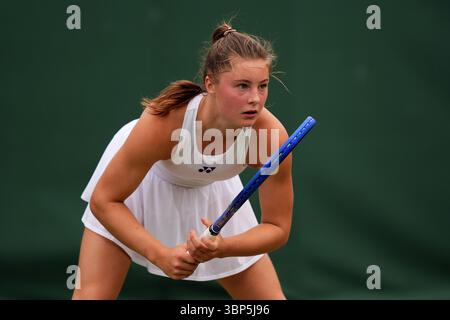 Ruby Cooling während ihres Girls' Singles Matches gegen Leena Friedman am 7. Tag der Wimbledon Championships 2025 im All England Lawn Tennis and Croquet Club in London. Bilddatum: Sonntag, 6. Juli 2025. Stockfoto
