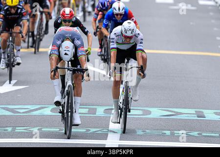 Boulogne Sur Mer, Frankreich. Juli 2025. Mathieu VAN DER POEL, Alpecin - Deceuninck, Siegerstufe, Tadej POGACAR, VAE Team Emirates - XRG, Endspurt, während der Tour de France 2025, UCI WorldTour Radrennen, Stage 2, Lauwin-Planque - Boulogne-sur-Mer (209, 1 km) am 6. Juli 2025 in Boulogne-sur-Mer, Frankreich - Foto Stefano Cavasino/DPPI Credit: DPPI Live News Stockfoto