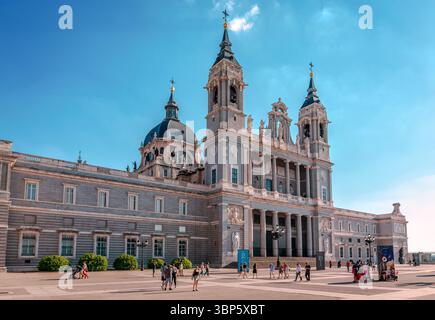 Die Fassade der Kathedrale der Heiligen Maria der Königlichen von Almudena (auch bekannt als Kathedrale von Almudena) in Madrid, Spanien, von Nordwesten aus gesehen. Stockfoto