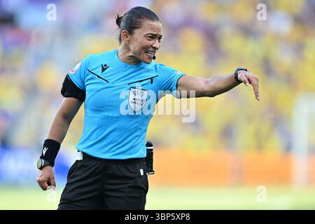 Die Schiedsrichterin Edina Alves wurde am Samstag , den 4 . Juli 2025 in Genf , Schweiz , während des Spiels 1 in der Gruppe C der dänischen Frauenfußballnationalmannschaft gegen Schweden bei der Meisterschaft der Frauen Euro 2025 in der Schweiz dargestellt . Foto Sportpix & Isosport | David Catry Stockfoto