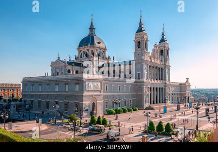 Die Kathedrale der Heiligen Maria des Königs von Almudena (auch bekannt als Kathedrale von Almudena) in Madrid, Spanien, von Nordwesten aus gesehen. Stockfoto