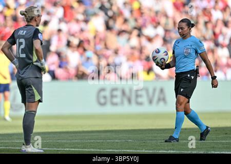 Genf, Schweiz. Juli 2025. Die Schiedsrichterin Edina Alves wurde am 1. Spieltag in der Gruppe C der dänischen Frauenfußballnationalmannschaft gegen Schweden bei der EM 2025 der Frauen in der Schweiz am Samstag, 4. Juli 2025 in Genf, Schweiz, dargestellt. Quelle: Sportpix/Alamy Live News Stockfoto