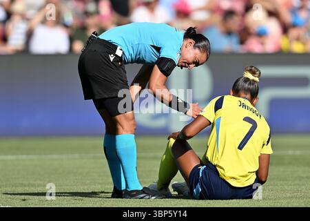 Genf, Schweiz. Juli 2025. Schiedsrichter Edina Alves und Madelen Janogy (7) aus Schweden, dargestellt während des Spiels 1 Spieltag in Gruppe C der dänischen Frauenfußballnationalmannschaft gegen Schweden bei der EM 2025 der Frauen in der Schweiz am Samstag, 4. Juli 2025 in Genf, Schweiz. Quelle: Sportpix/Alamy Live News Stockfoto